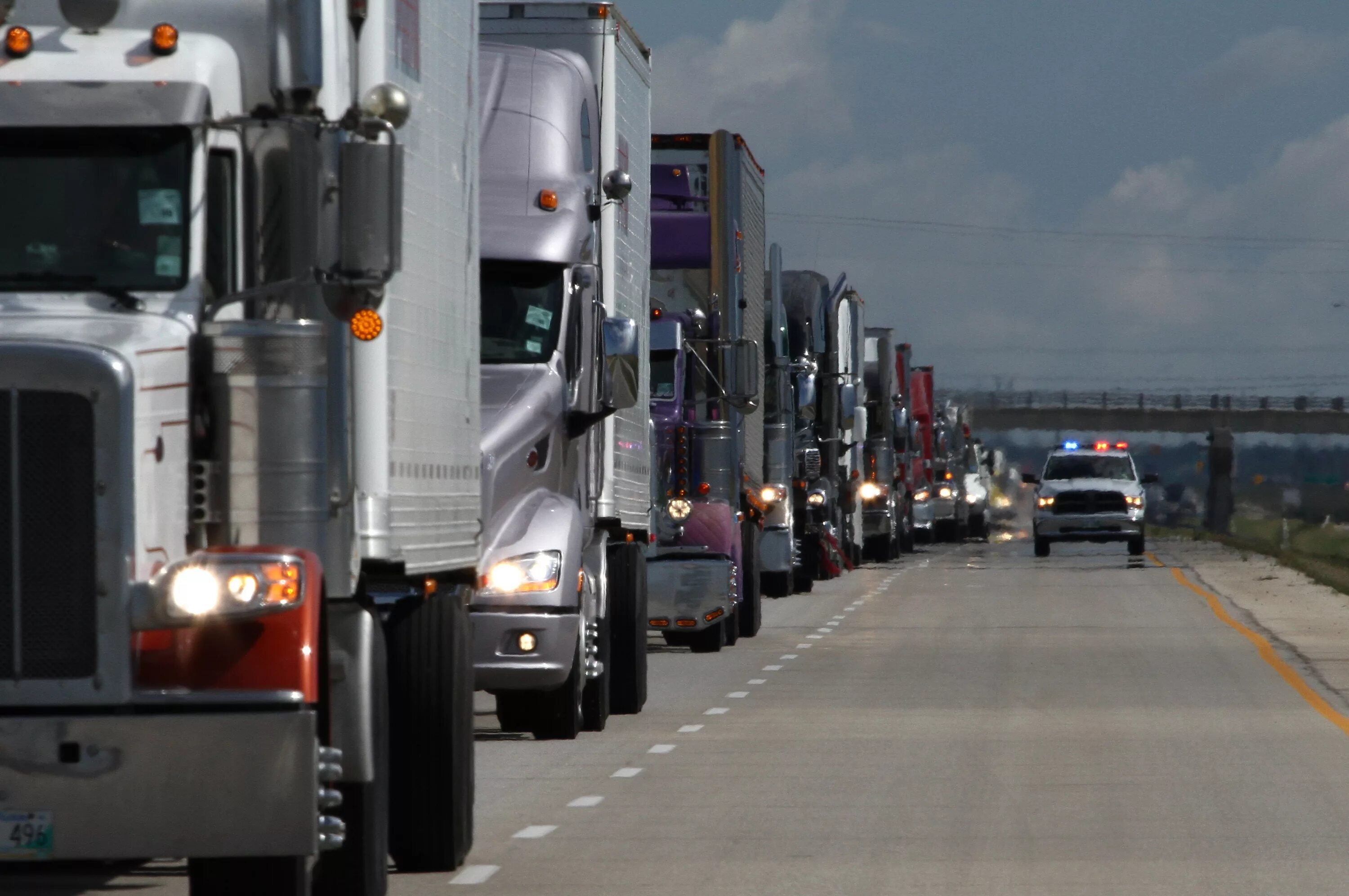 Можно ли ехать грузовикам. Дальнобойщики конвой. Convoy Convoy. Колонна грузовиков. Грузовик на трассе.