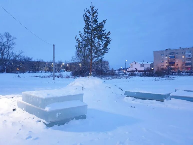 Поселок зауральский челябинская область. Посёлок Зауральский Еманжелинский район. Елка в поселке. Елка на площади революции в Челябинске.