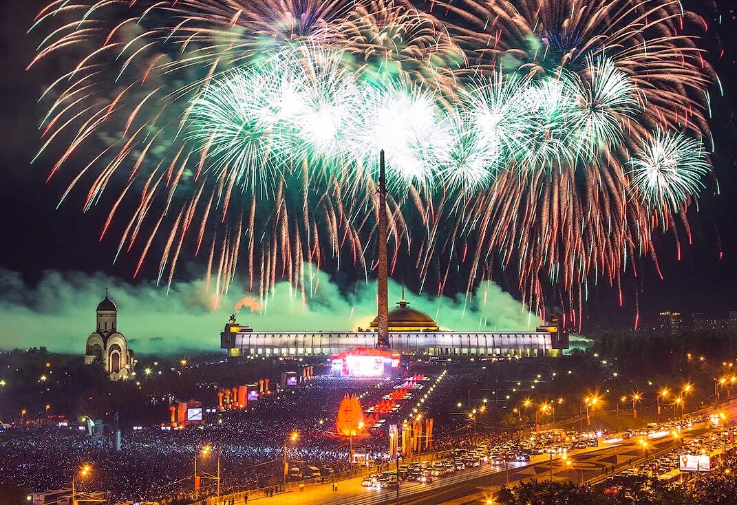 Салют будет сегодня в москве 23 февраля. Салют 23 февраля. Салют на Поклонной горе. Праздничный салют на 23 февраля. Москва салют на Поклонной горе.