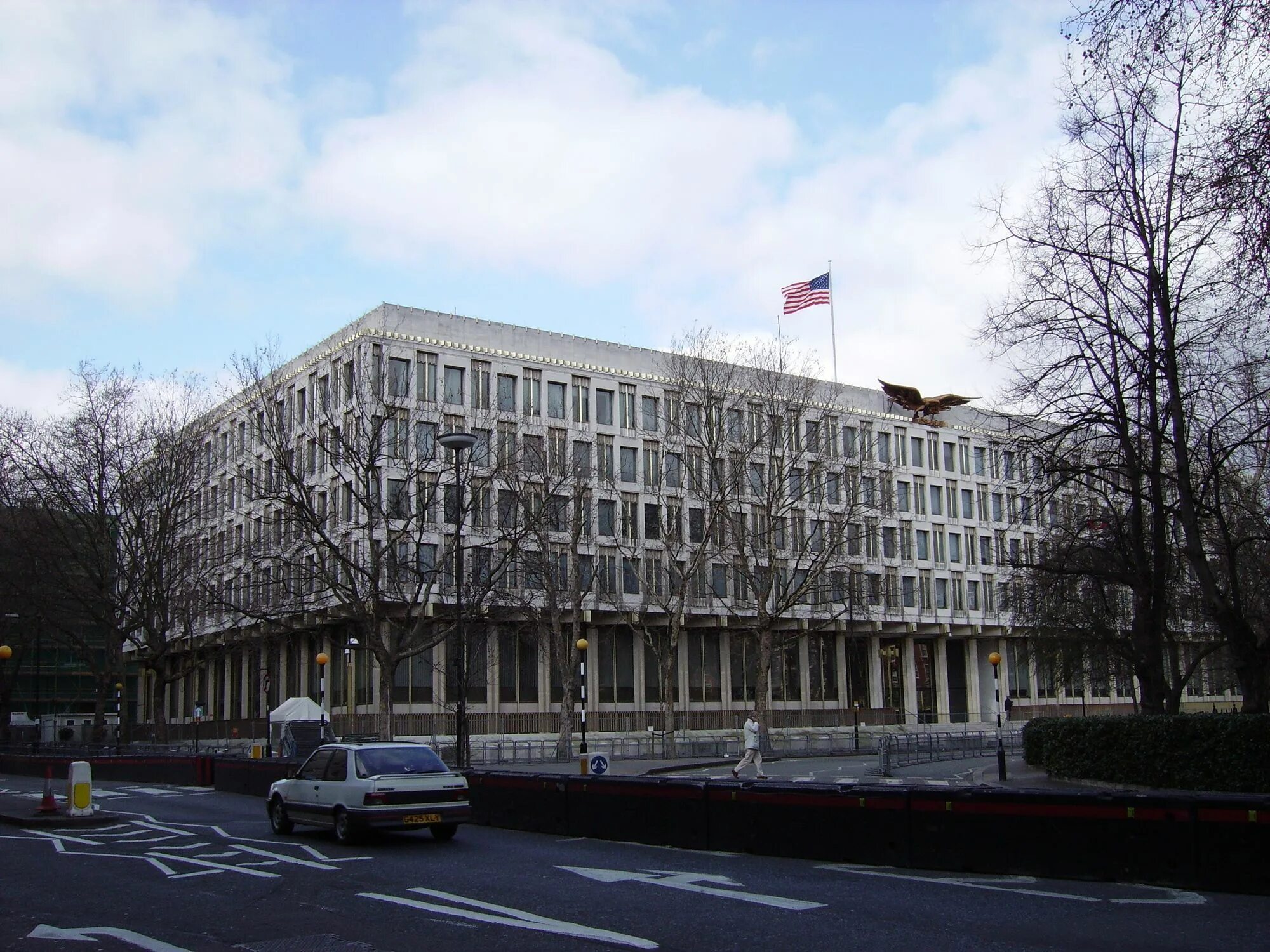 Здание американского посольства в Лондоне. Посольство США В Лондоне. Посольство США, Лондон, Великобритания, 1960. Здание посольства США В Лондоне Сааринен. Посольство сша и британии