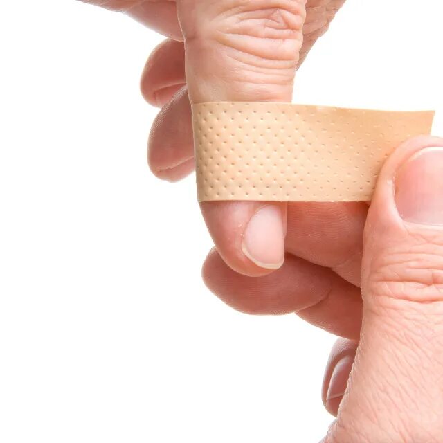 что означает пластырь на мизинце