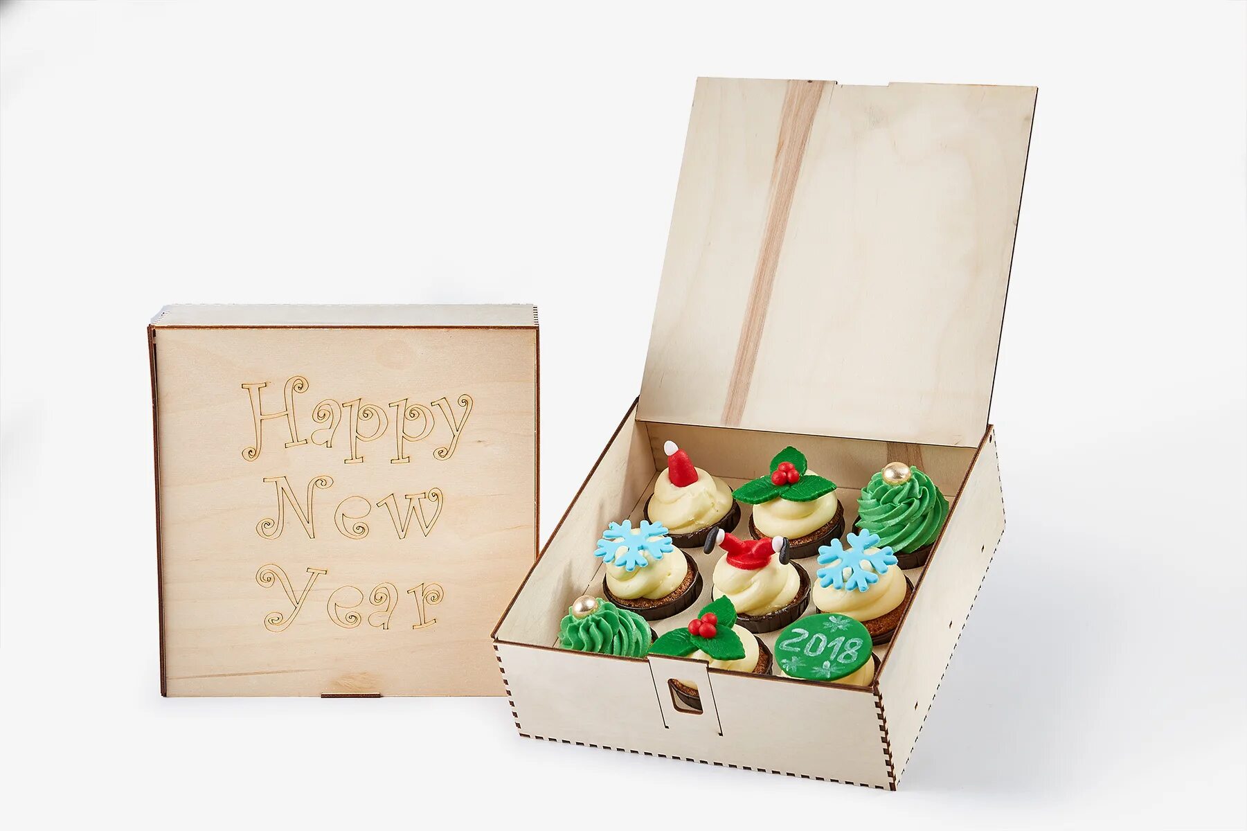 кондитерские наборы на новый год. новогодний набор сладостей. новогодние кондитерские подарочные наборы. подарочная коробка с шоколадом. новогодние корпоративные подарки 2021.