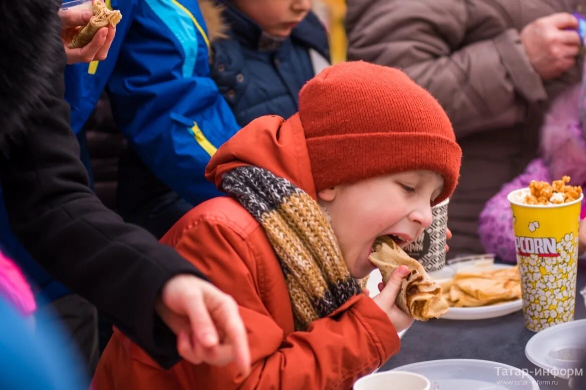 Можно ли в масленицу есть мясо. Угощения на Масленицу. Поедание блинов на Масленицу. Угощения на Масленицу для детей. Детям о Масленице.