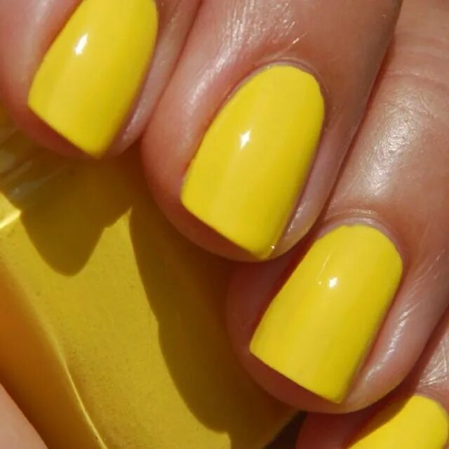 Где купить желтую. Жёлтый лак для ногтей. Маникюр с жёлтым цветом. Лак для ногтей, цвет: желтый. Желтые гелевые ногти.