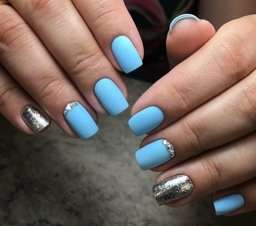 маникюр с голубым лаком. ногти голубого цвета. голубой маникюр. голубой маникюр. маникюр с голубым лаком.