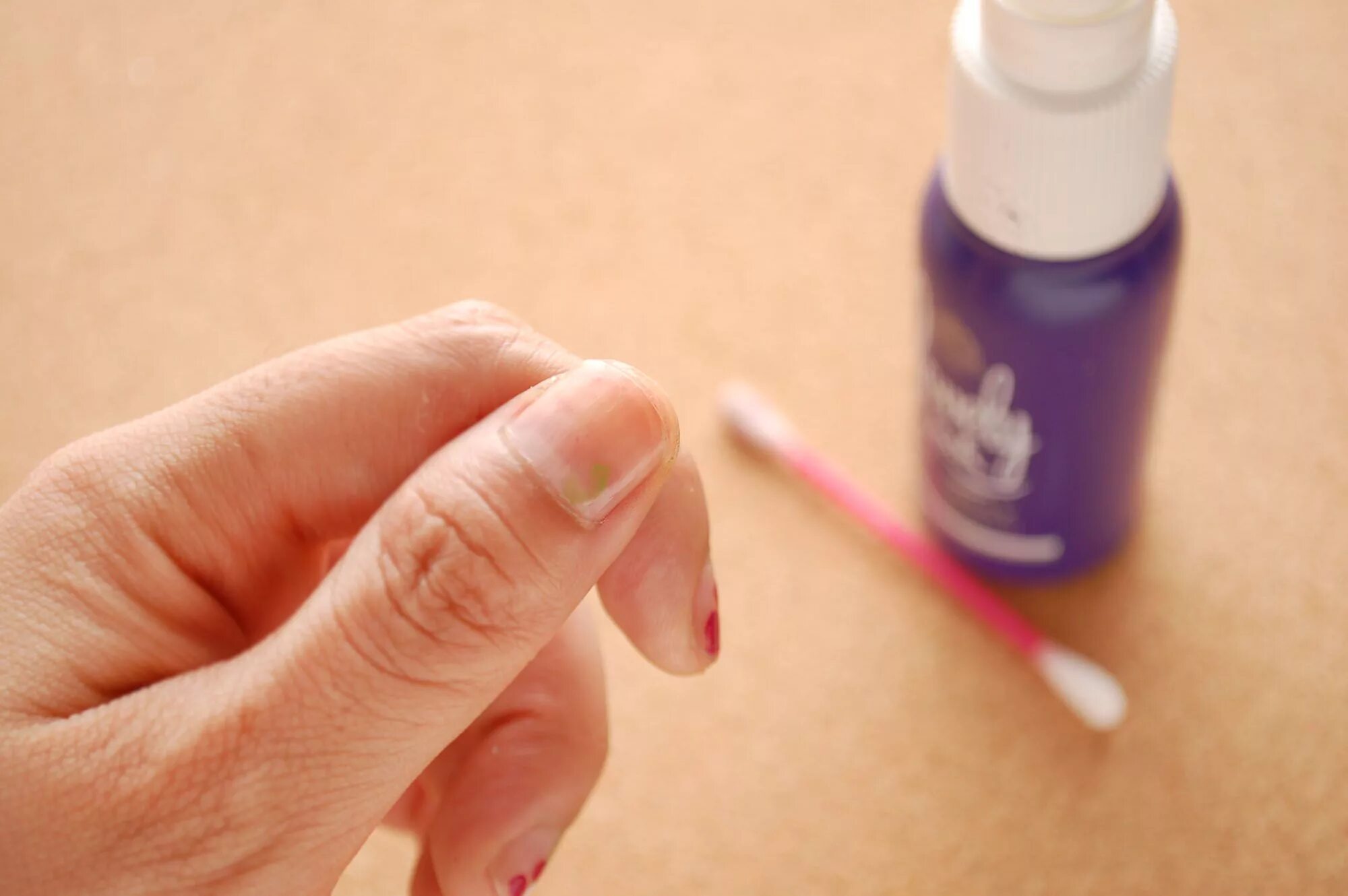 Снятие лака с ногтей. Жидкость для снятия лака с ногтей. Снятие лака в домашних условиях. Стирающийся лак для ногтей.