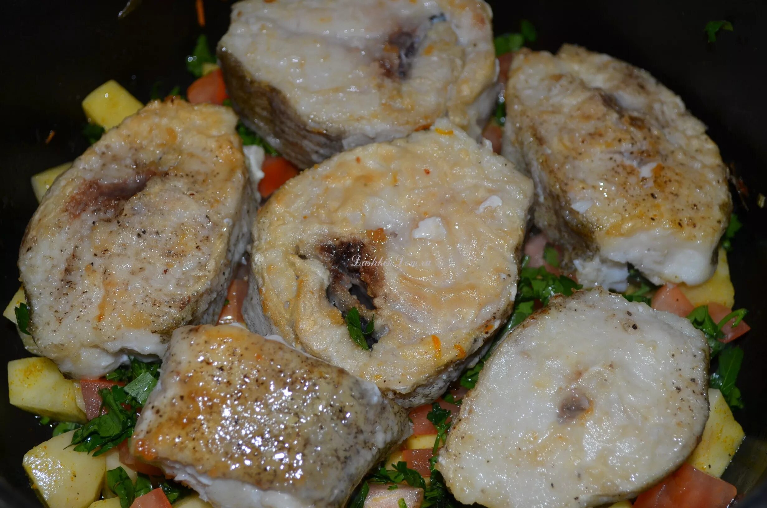 Треска с картошкой в духовке самый вкусный. Стейки трески в духовке самый вкусный. стейки трески в духовке с картофелем. стейки трески с картошкой в духовке. запечь треску с картошкой в духовке.