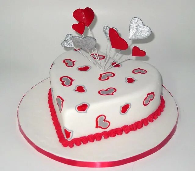Тортик в виде сердца. Украшение торта в виде сердца. Торт натгодовщину свадьбы. Торт с сердечками для девочки на день рождения. Тортик с сердечками для девочки.