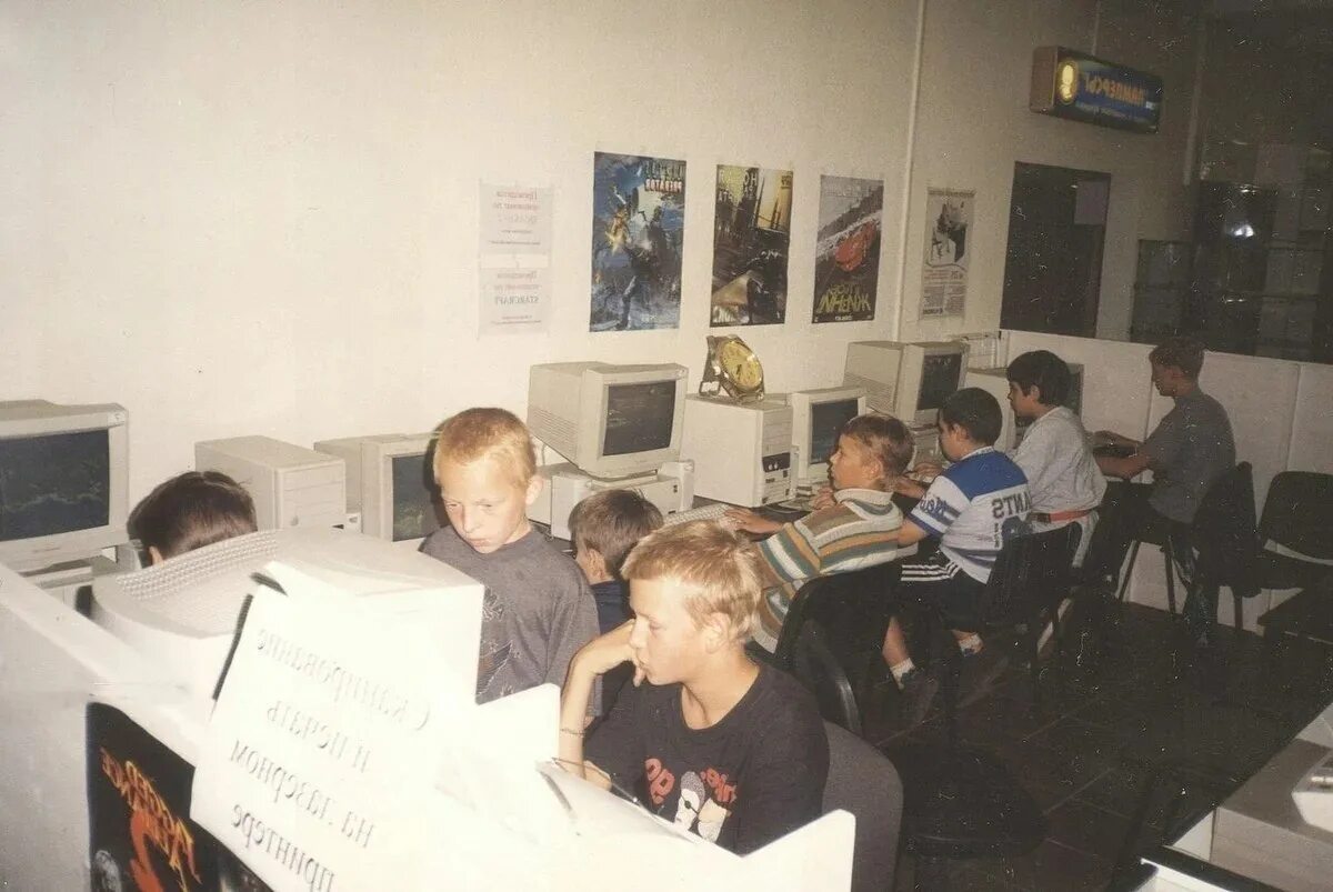 Технологии 2000 годов. Компьютерный клуб 90-х. Компьютерный клуб 90х Doom. Компьютерный зал в 90-х. Компьютерный зал 90е.