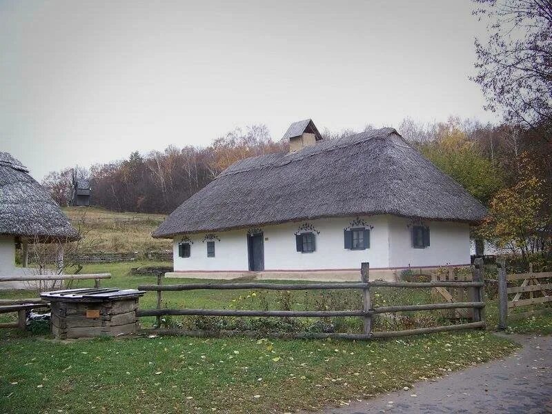 Хата Галичини. Большая хата. Украинское село. Глухое украинское село. Серы хата