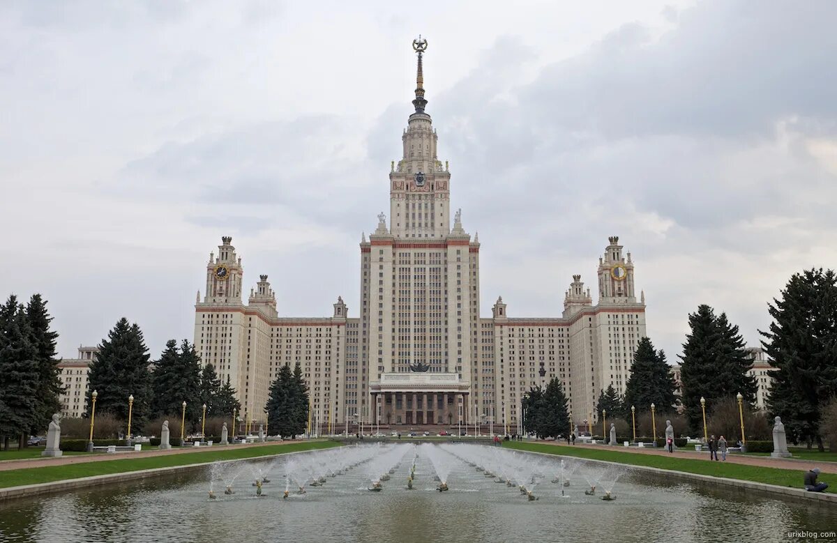 Мгу гол. Фонтан около МГУ. ГЗ МГУ. Фонтаны у ГЗ МГУ. МГУ Ломоносова здание фонтаны.