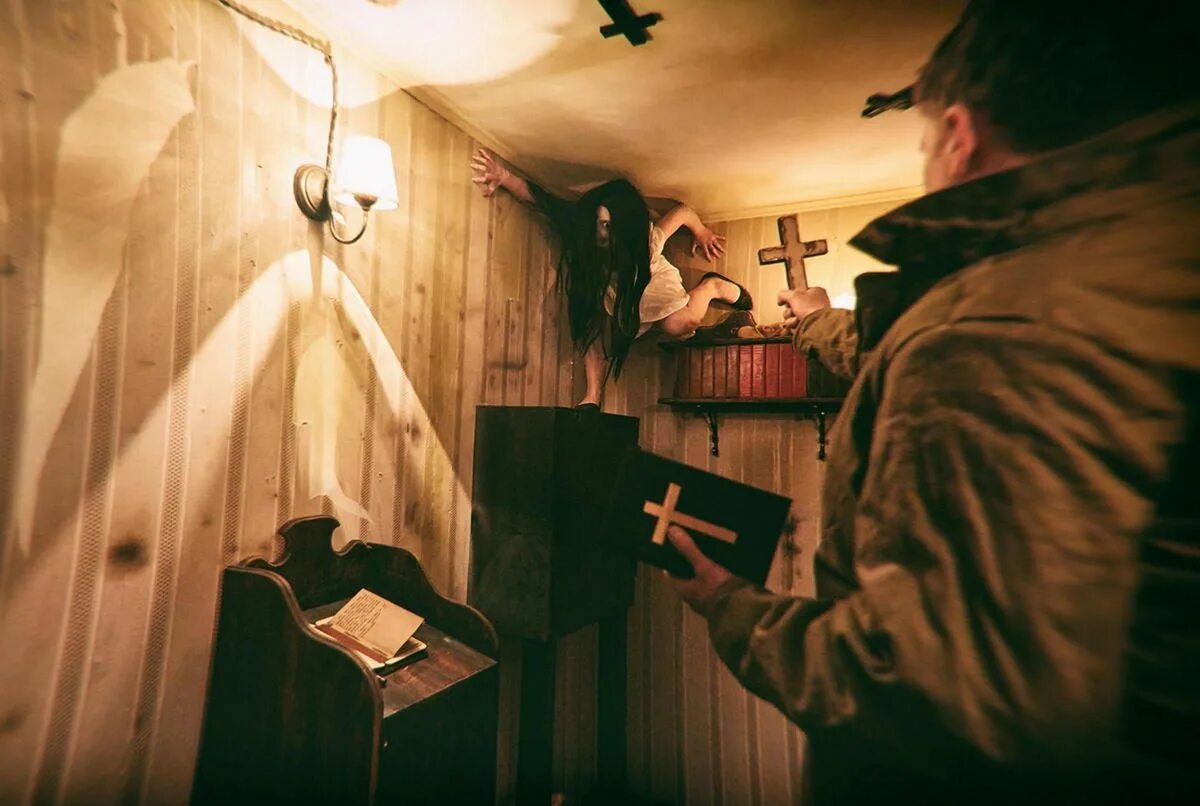 Современный быт. Friends hall newtone кинотеатр. Интерьер маленькой комнаты. Студенты в общежитии. Много людей в комнате.