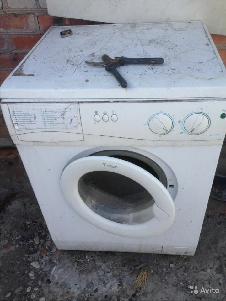 Сломанная стиральная машинка. Поломанная стиральная машинка. Разбитая стиральная машина. Разбитая Старая стиральная машина.
