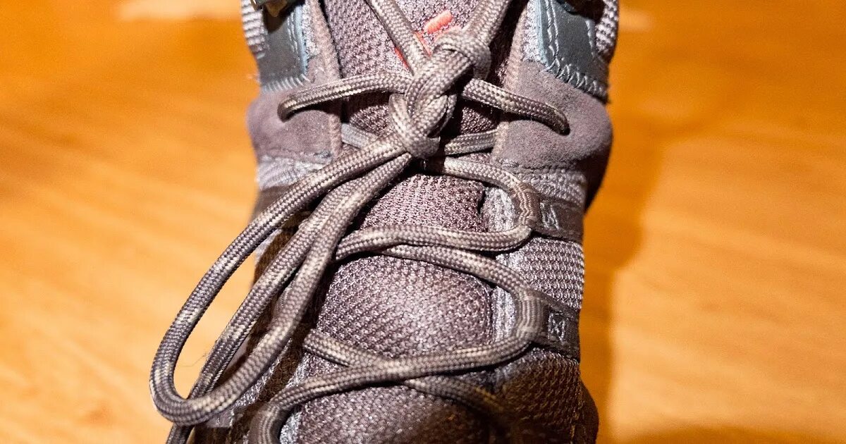 Шнуровка кроссовок в 3. Развязываются шнурки лайфхак. Красивые узелки на шнурках кроссовок. Узелки на шнурках кроссовок. Шнурки развязались.