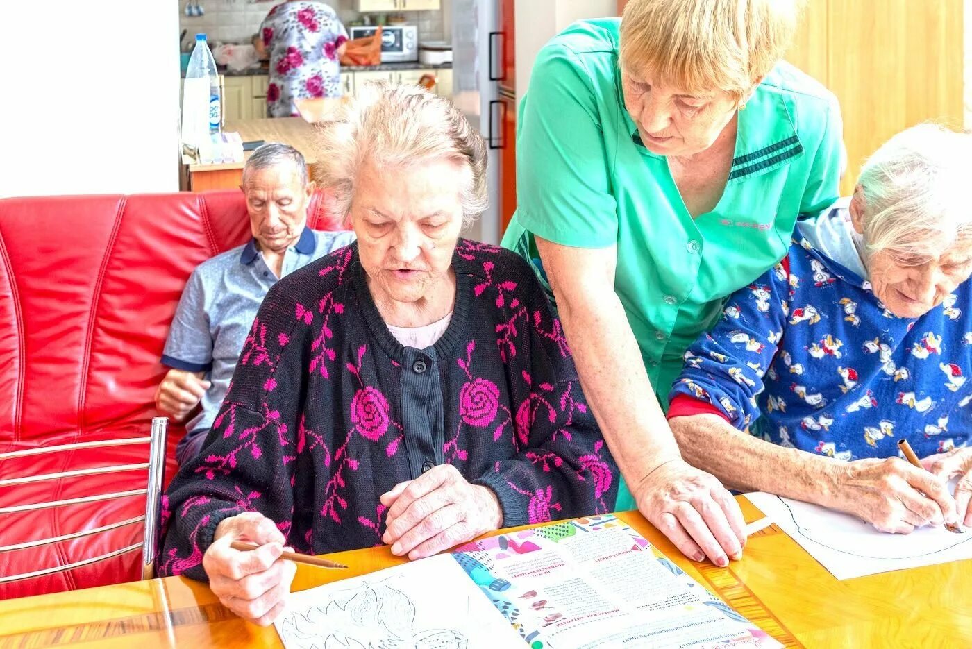 Дом престарелых с реабилитацией. Занятия с пожилыми людьми с деменцией. Пансионат для пожилых с болезнью Альцгеймера. Реабилитация пожилых. Занятия для пожилых людей с деменцией дома.