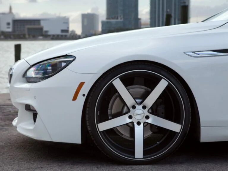 Отполированная серебристая машина. Хромированные диски vossen. Vossen vfs2. Vossen cv5 r19 5x114. Кованые диски beneventi k5.
