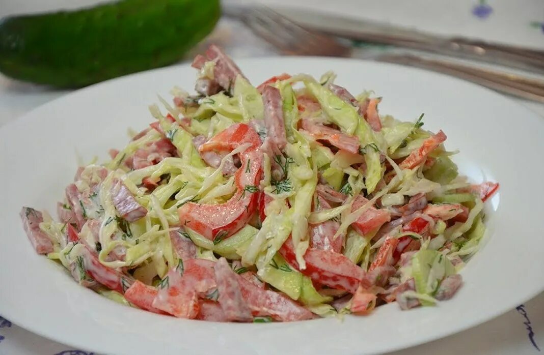 Рецепт салата с колбаской. Салат с копченой колбасой и огурцами. Салат с копченой колбасой болгарским перцем и огурцом. Салат колбаса сыр огурец. Салат с капустой и колбасой копченой.