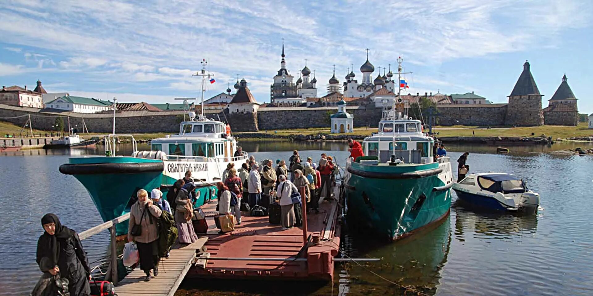 Соловецкие острова экскурсии. Архангельск достопримечательности Соловки. Соловецкий монастырь туризм. Соловки корабль Ладога.