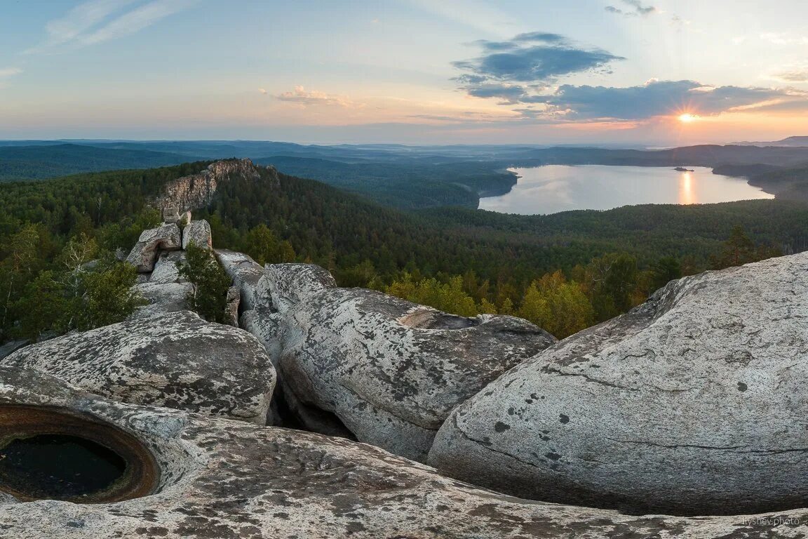 Гора Аракуль Шихан Челябинская. Озеро Аракуль и Аракульский Шихан. Уральские Шиханы Аракуль. Озеро Аракуль Шихан Челябинская область. Природные достопримечательности урала