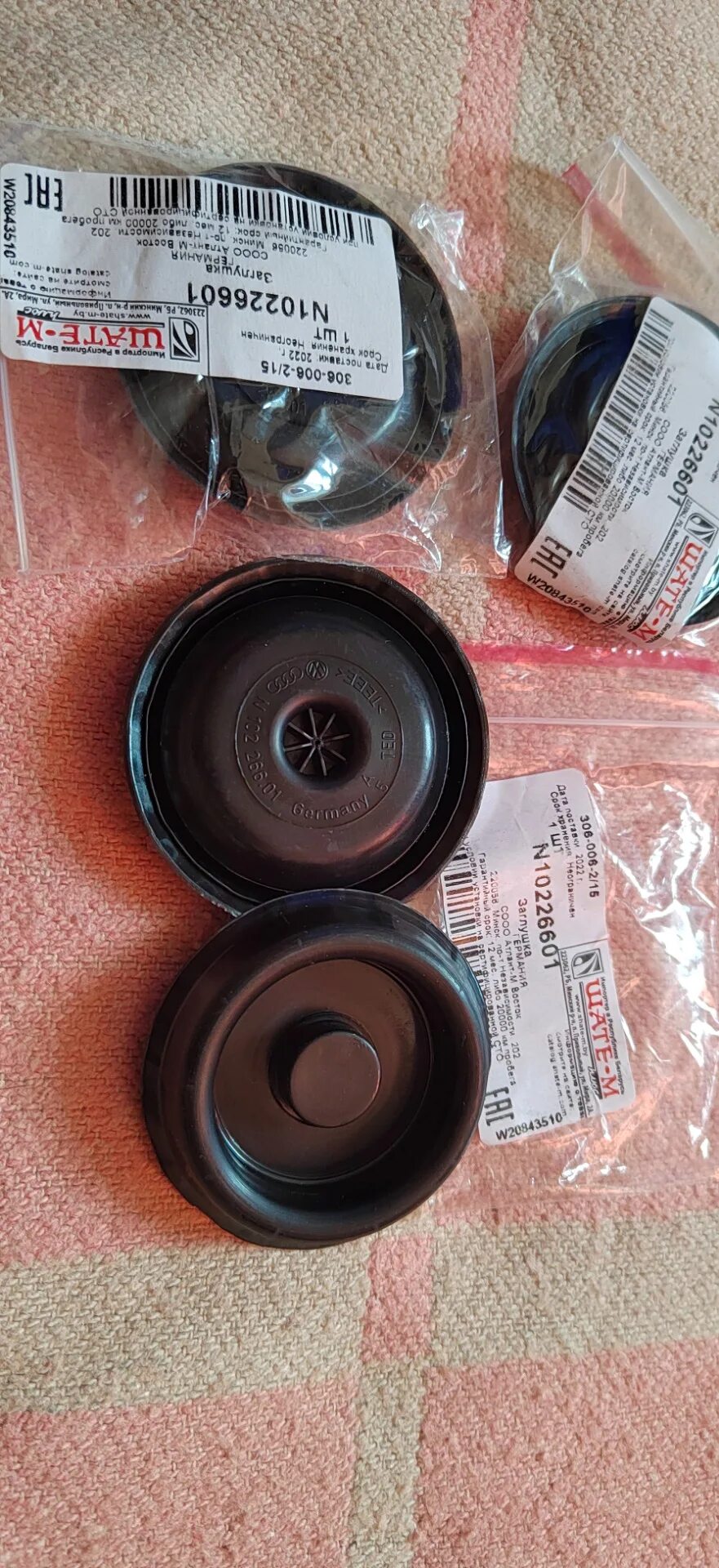 Заглушка днища пассат б5. Заглушки днища passat b5+. Заглушка на днище passat b3. 1k0899185. Заглушки днища passat b5+.