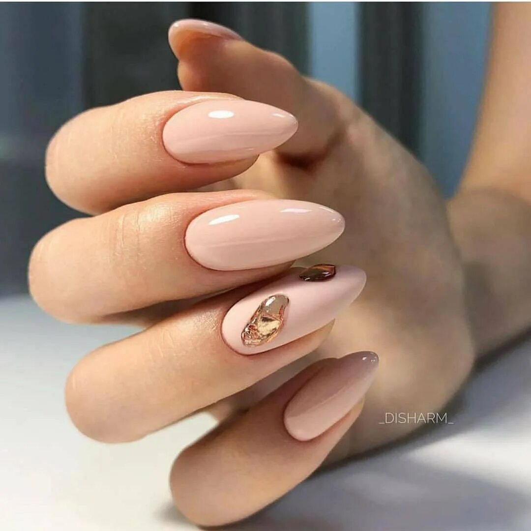 Маникюр нюдовый 2022 белый миндаль. Матовый нюд миндаль 2. Нюдовый маникюр 2022 миндаль. Нюд с дизайном 2024. Ногти нюд 2023.