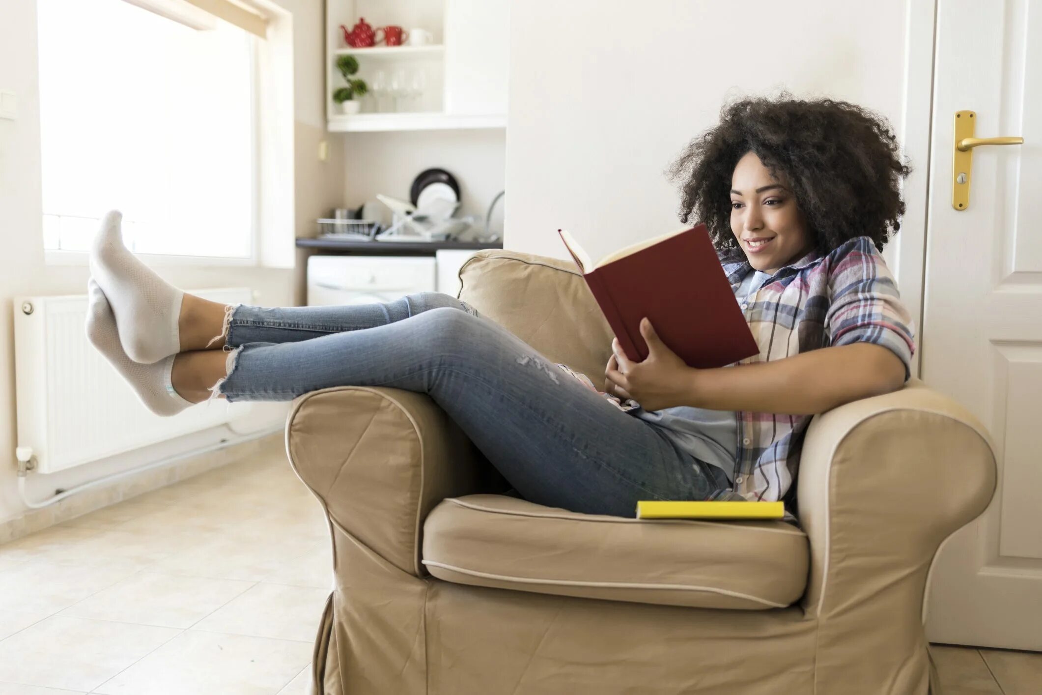 Earn her living. Девушка с книгой. Чтение книги Испания. Чтение книги на диване изображения. Read book at Home.
