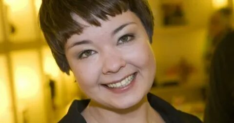 Екі еркек бір әйелді ұрып жатыр.