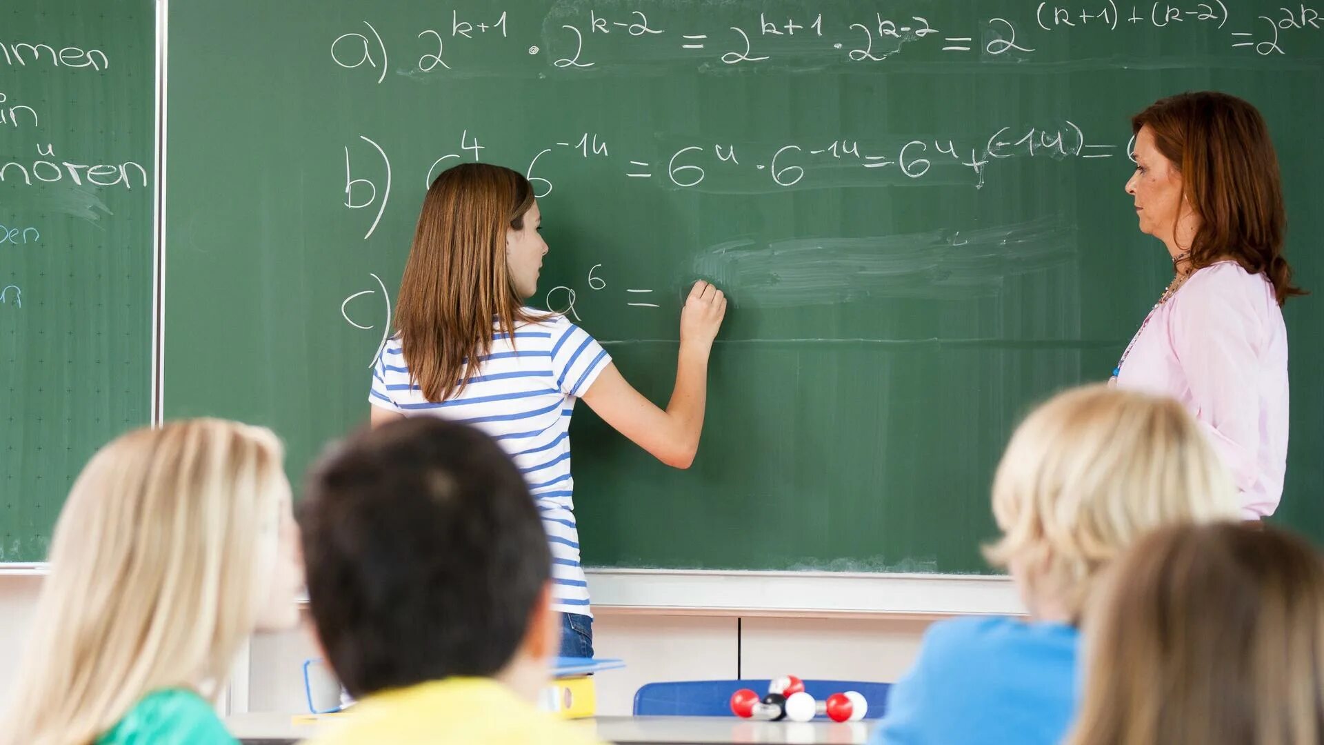 дети за партой. девочка рассказывает про школу. девочка рассказывает про школу. девочка рассказывает про школу. девочка ученица.