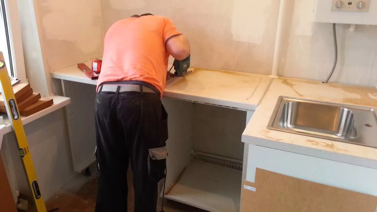 Как выпилить столешницу под варочную панель. Выпилить столешницу под мойку. провисла столешница. вырезать столешницу под варочную панель. вырезать отверстие под мойку в столешнице.
