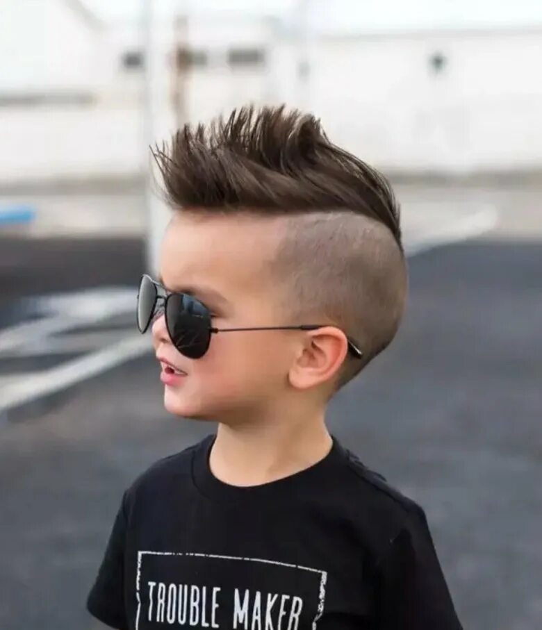 Прическа для подростка мальчика 2024. Фейд ирокез. Причёски для мальчиков. Стрижки для мальчиков. Прически для мальчишек.