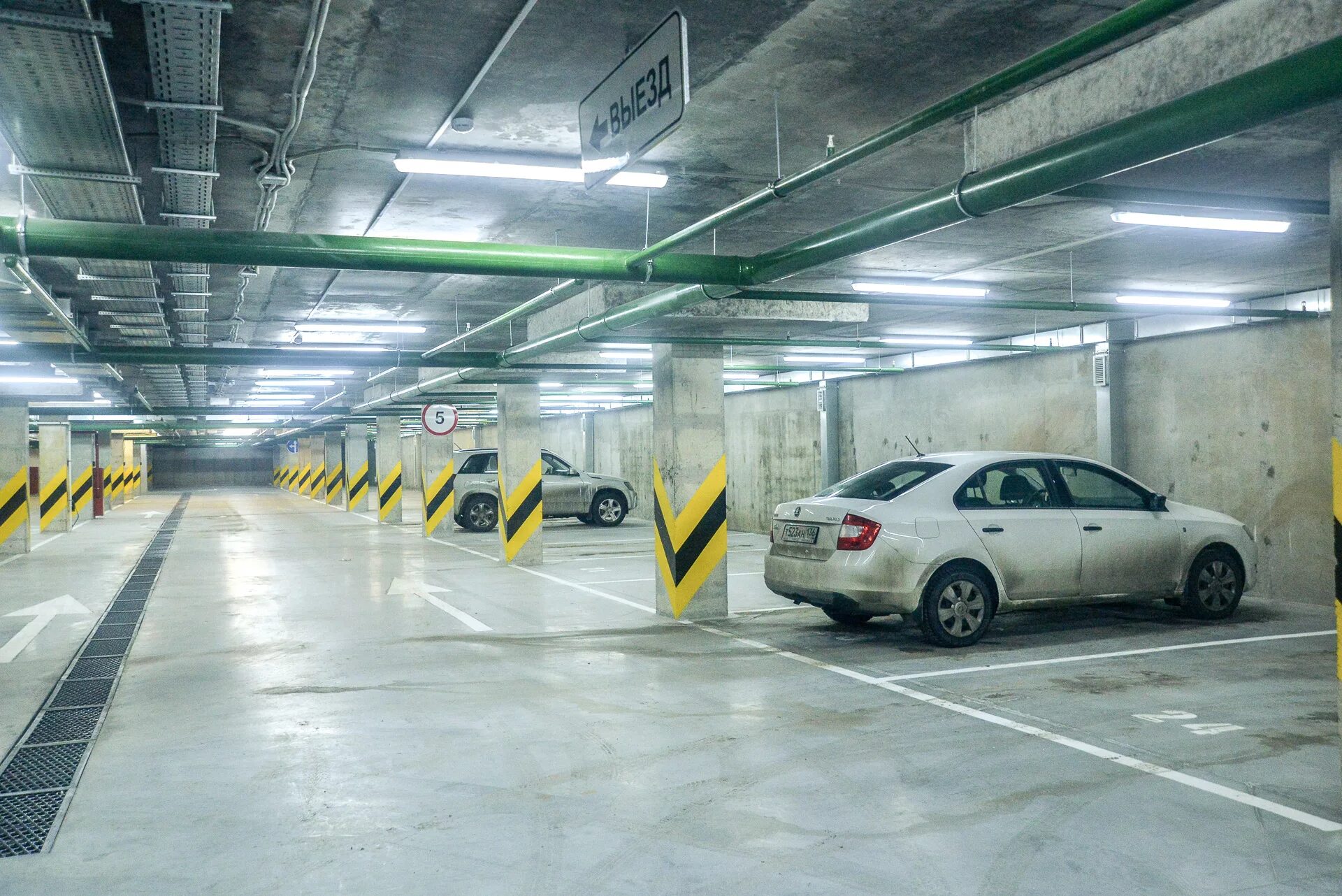 Машиноместо на улице. Подземная парковка. Машиноместа в подземном паркинге. Место в подземном паркинге. Парковочное место на подземной парковке.