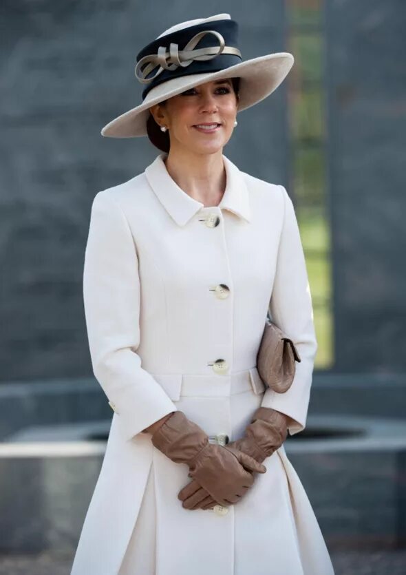 Фотосессия в стиле аристократии. Элегантный и аристократичный. Ульяна сергиенко платья. Элегантная женщина в шляпе. Ульяна сергиенко стиль одежды.