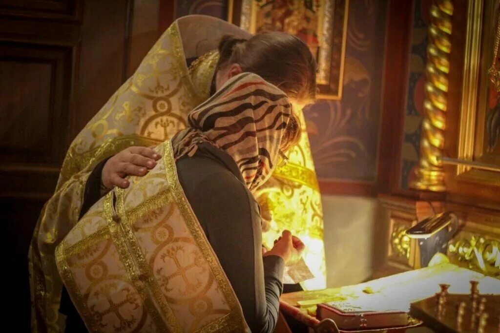 Священник исповедает