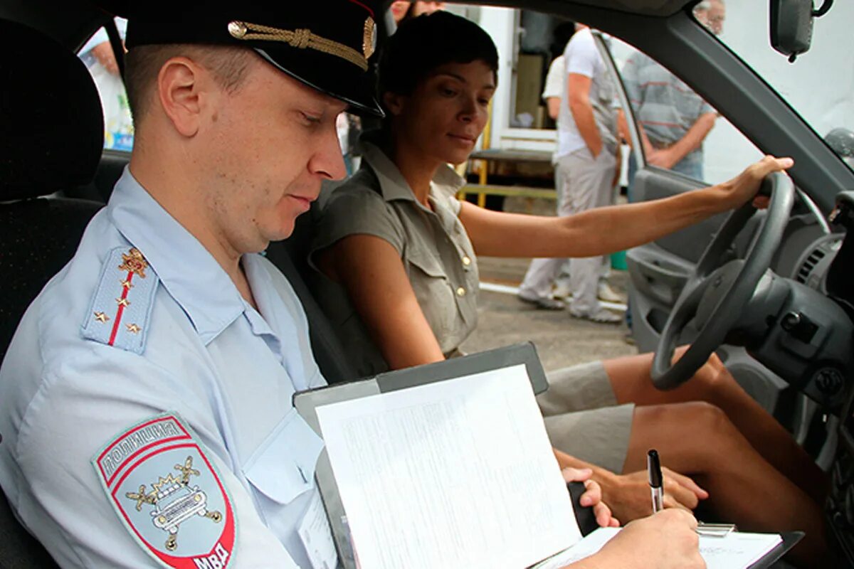 Сдача экзамена в гибдд в 2024г. Экзамен ГИБДД. Экзамен ГИБДД город. Инспектор ГИБДД на экзамене. Сдача экзамена в ГИБДД вождение.