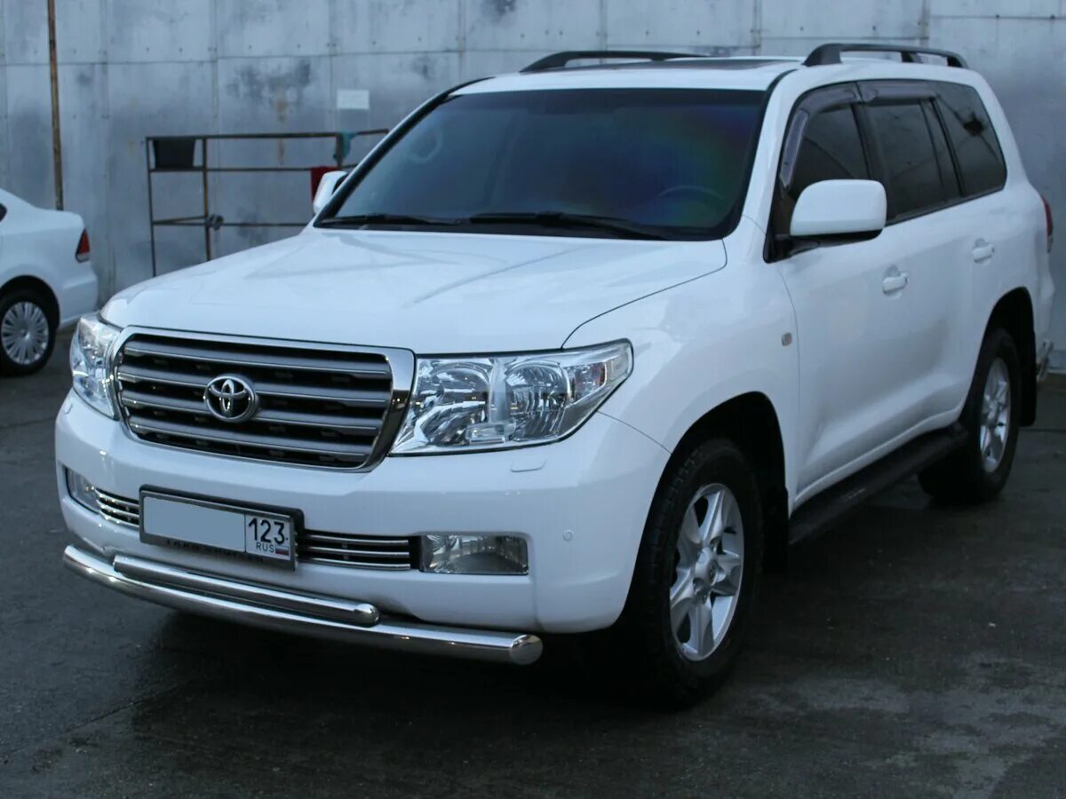 Купить круизер 200. Тойота ленд Крузер 200 2010 белый. Toyota Land Cruiser 200 2010 White. Тойота ленд Крузер 2010 белый. Toyota LC 200 2010.