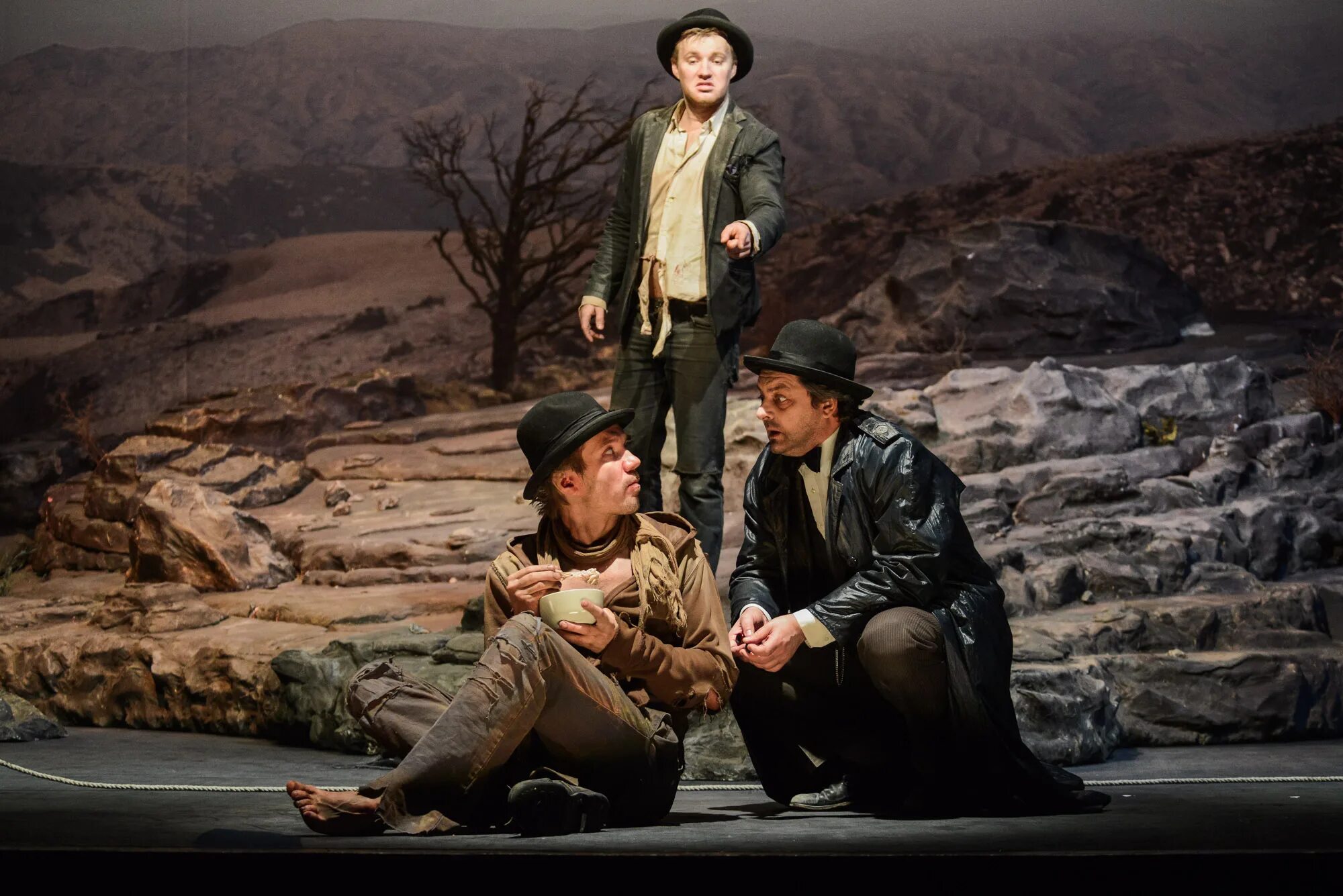 Беккет годо. Пьеса в ожидании годо. В ожидании годо спектакль. В ожидании годо спектакль. Пьеса в ожидании годо.