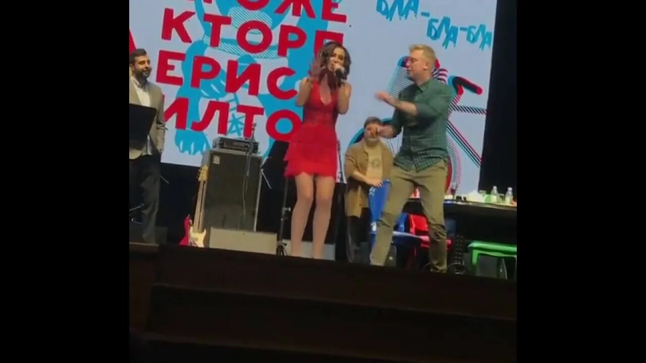 Отключилась фонограмма. Фонограмма бузова. У бузовой отключилась фонограмма видео. Макс барских берега. У бузовой отключилась фонограмма видео.