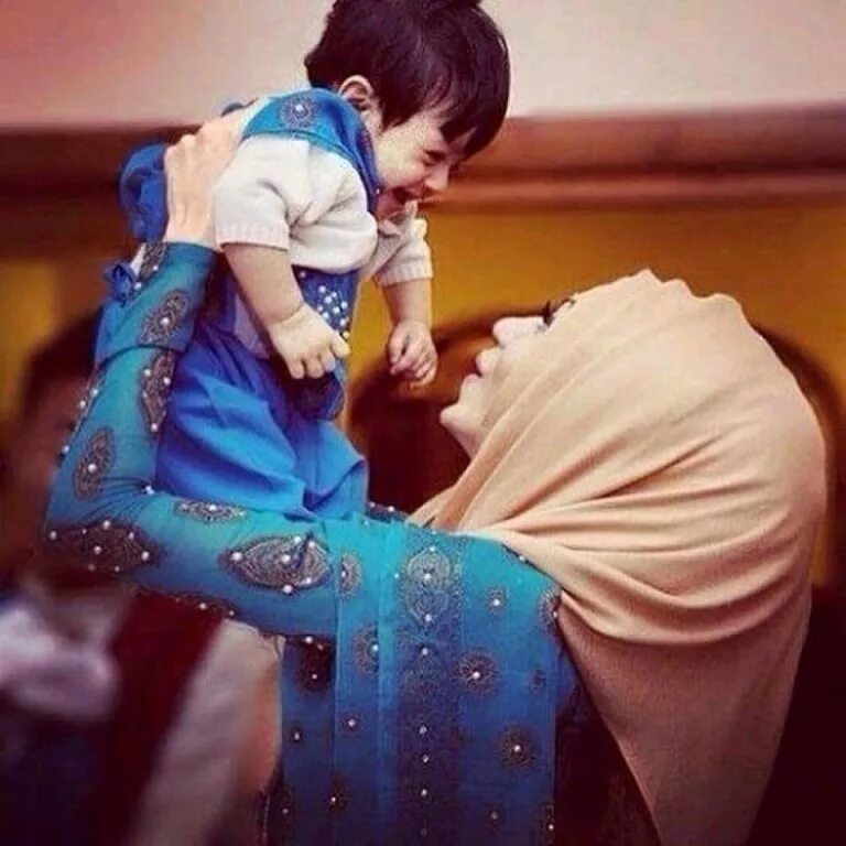 Онам мене. Мусульманка с ребенком. Мусульманка с ребенком на руках. Мусульманская мама дети. Мусульманка с сыном.