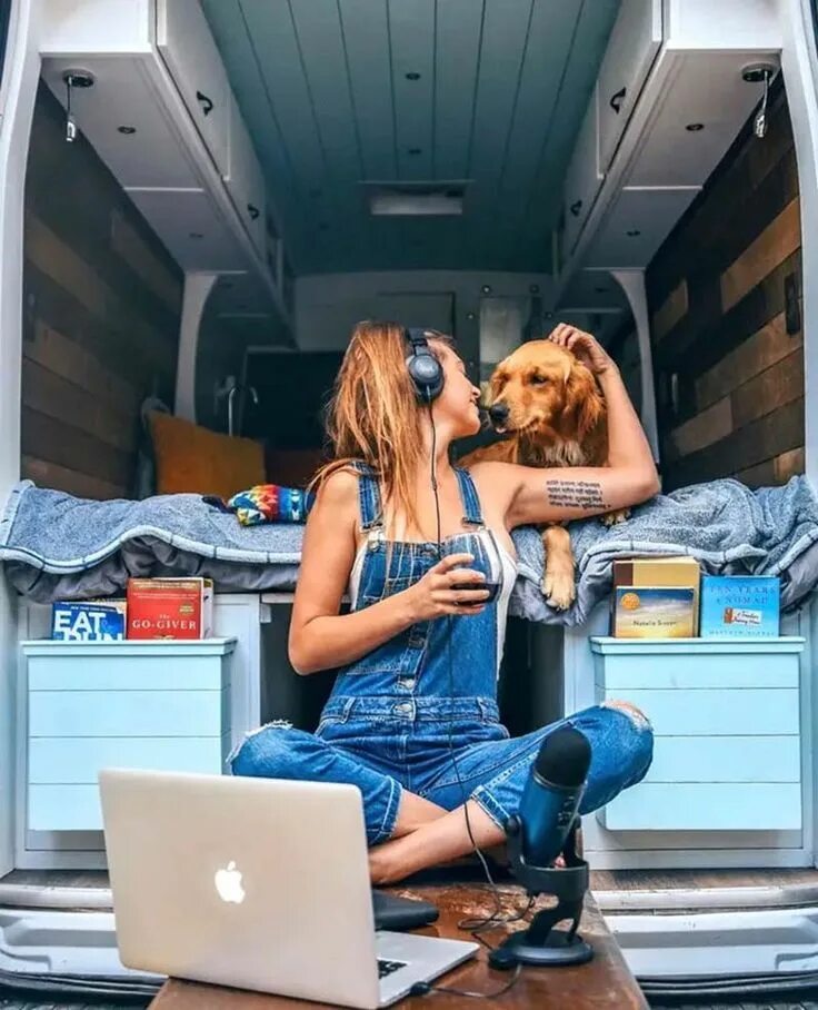 Фотосессия в новой квартире. Женщина переехала девушку. Красивый чемодан. Девушка переехала в новую квартиру. Девушка в новоййк вартире.