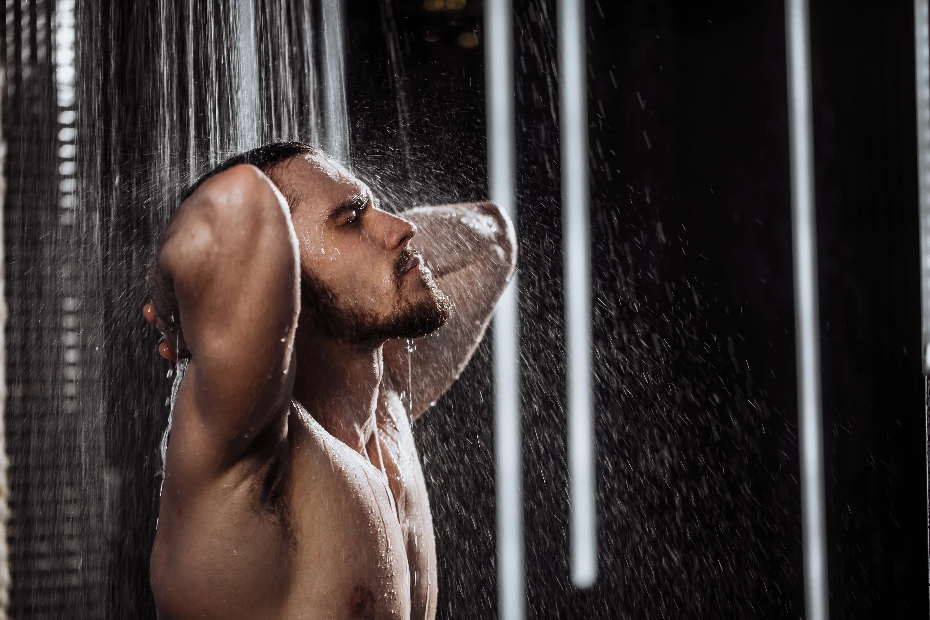 Парни в душе с большим. Дама под душем Shutterstock. Прием душа Shutterstock. Парень в душе лайф фото.