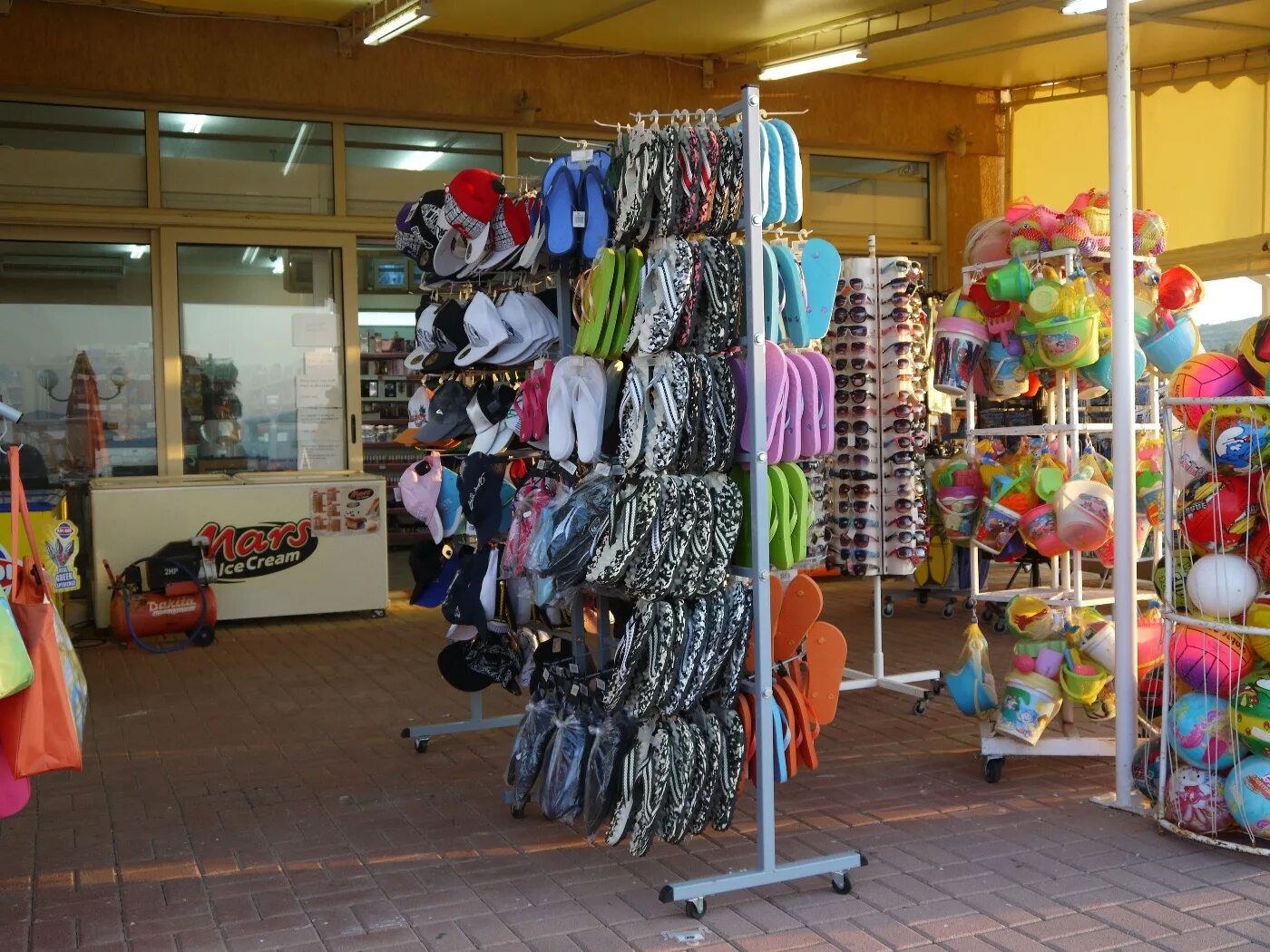 пляжный магазин. пляжный магазин. магазин пляжных товаров. пляжные сувениры. магазин пляжных товаров.