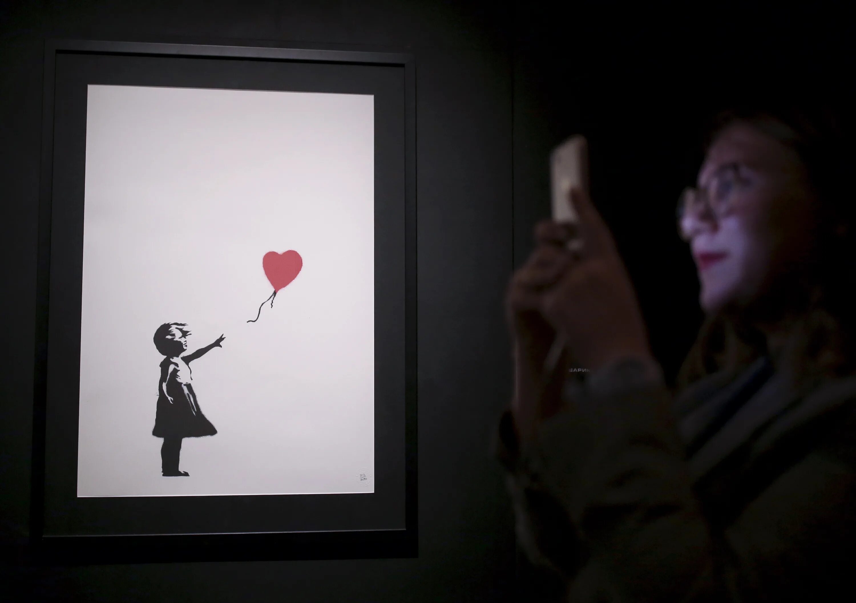 Бэнкси картина самоуничтожилась. Бэнкси художник девочка с воздушным шаром. Бэнкси Сотбис. Девочка с воздушным шаром Бэнкси самоуничтожилась.