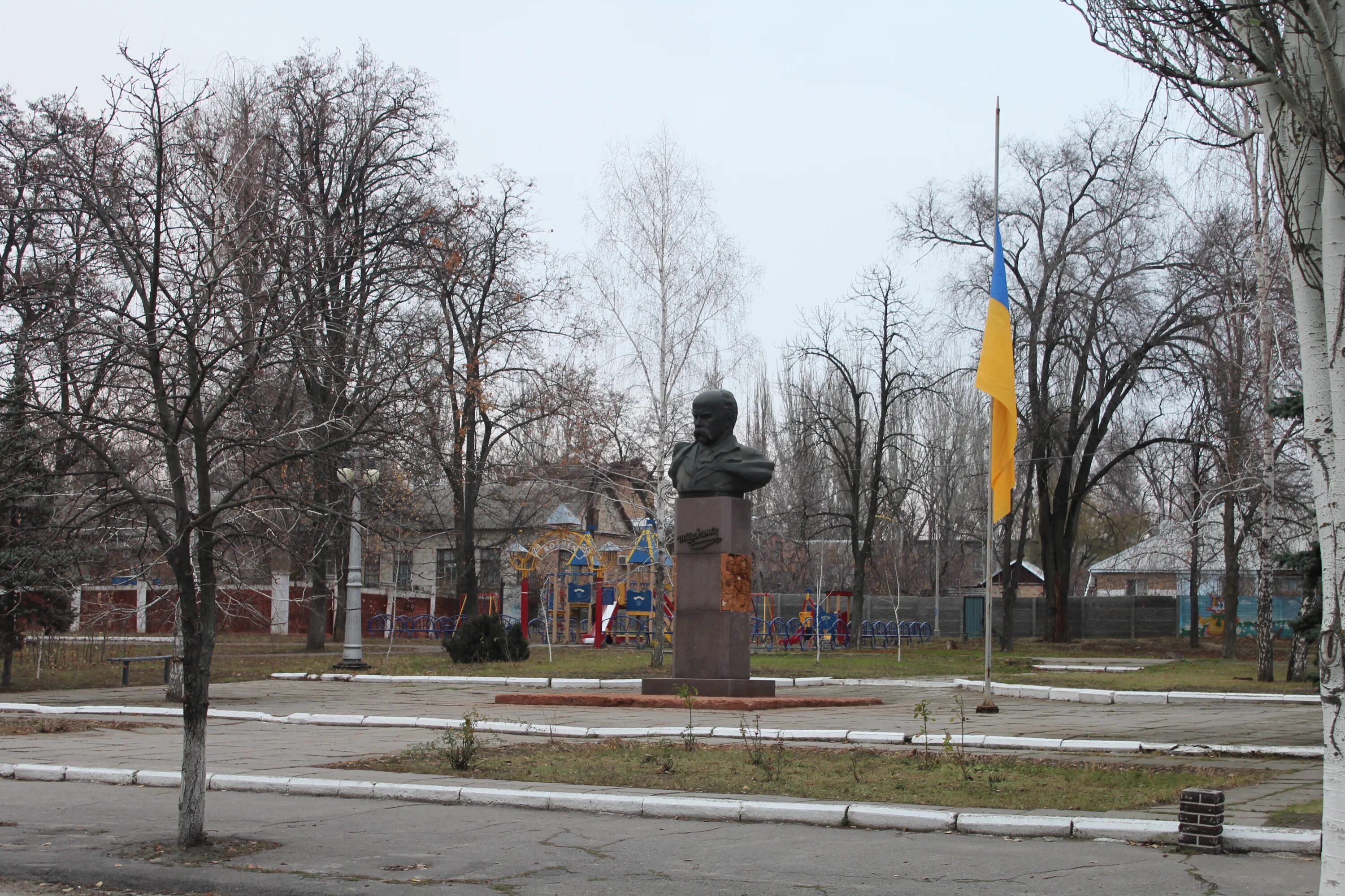 Марганец днепропетровская область. Марганец город. Марганец Днепропетровская область сквер. • Сквер им. т. г. Шевченко Марганец.