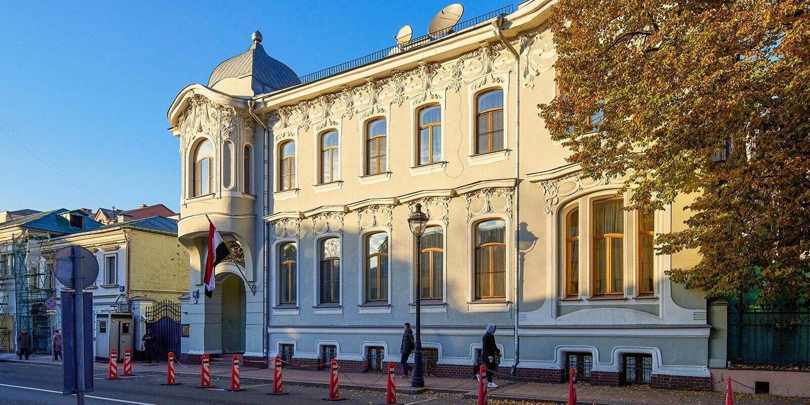Д. А. Неоклассический особняк воздвиженка, 14. Особняк серафимы красильщиковой. Фасады домов с колоннами.