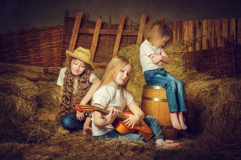 Country children. Фотосессия в деревенском стиле. Фотосессия в деревенском стиле летом. Семейная фотосессия в стиле Кантри. Фотосессия в деревенском стиле в студии.