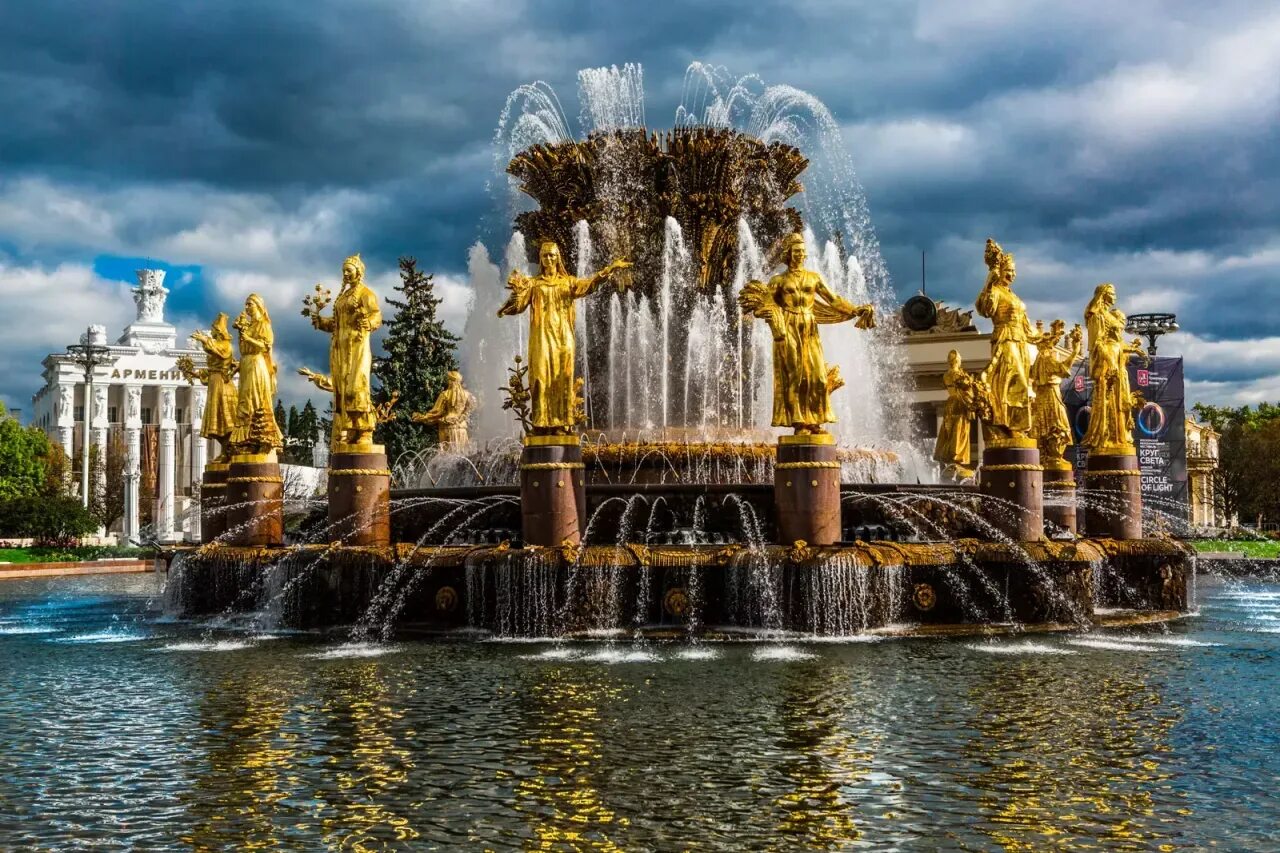 Достопримечательные места в москве. Александровский сад на вднх. Москва фонтан дружбы народов вднх. Самые интересные достопримечательности москвы. Кремль храм василия блаженного.