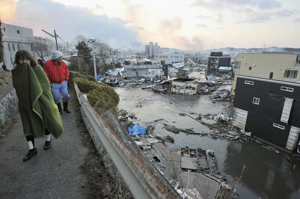 Землетрясения цунами наводнения. ЦУНАМИ В Японии в 2011. Землетрясение и ЦУНАМИ В Японии в 2011 году. Потоп в Японии 2011. Землетрясение в Токио 2011.