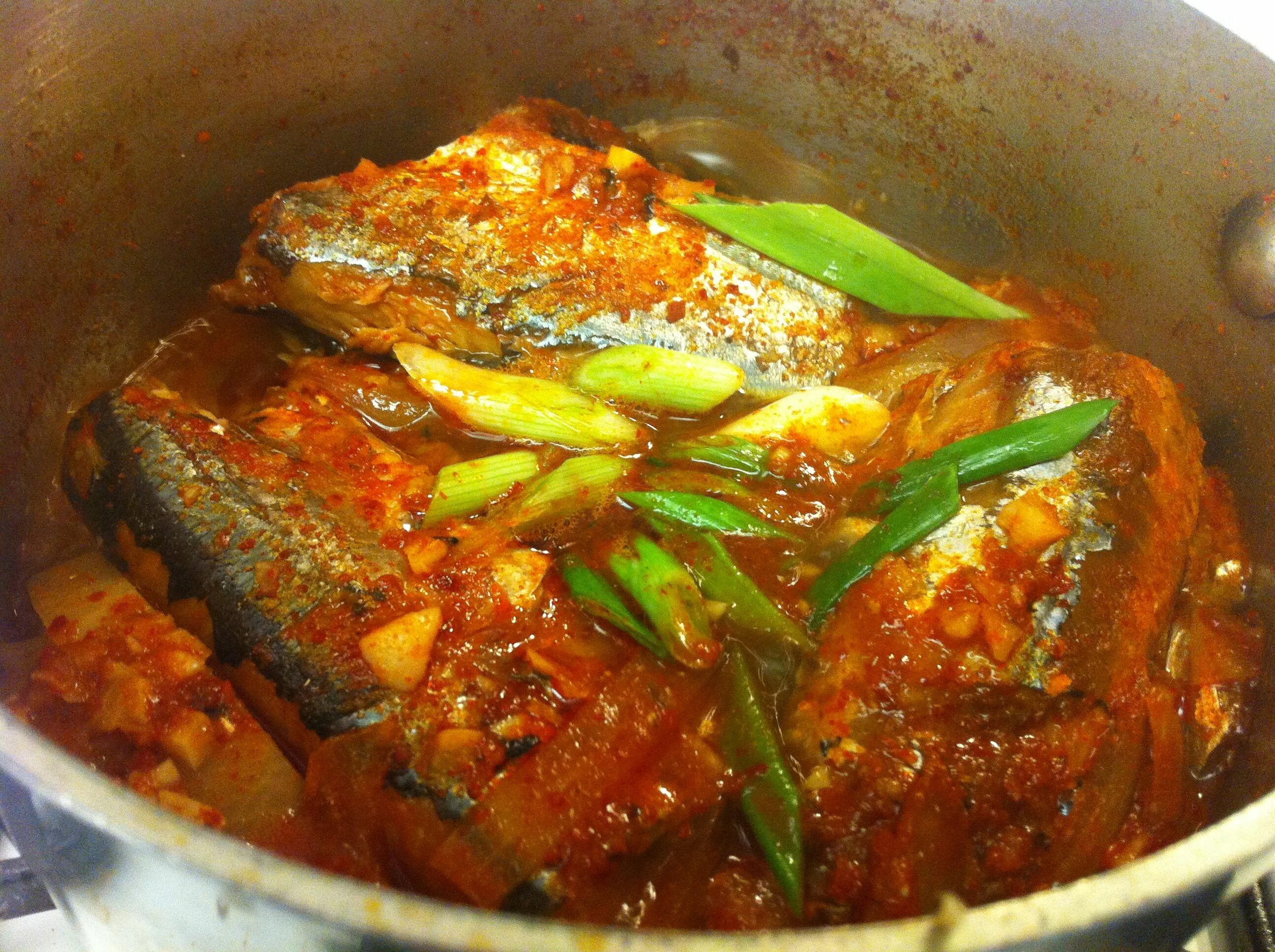 Рецепты рыбы на сковороде кусочками. Щука в томатном соусе. Рыба тушеная с луком. Рыба тушёная с овощами на сковороде. Щука тушеная в казане.