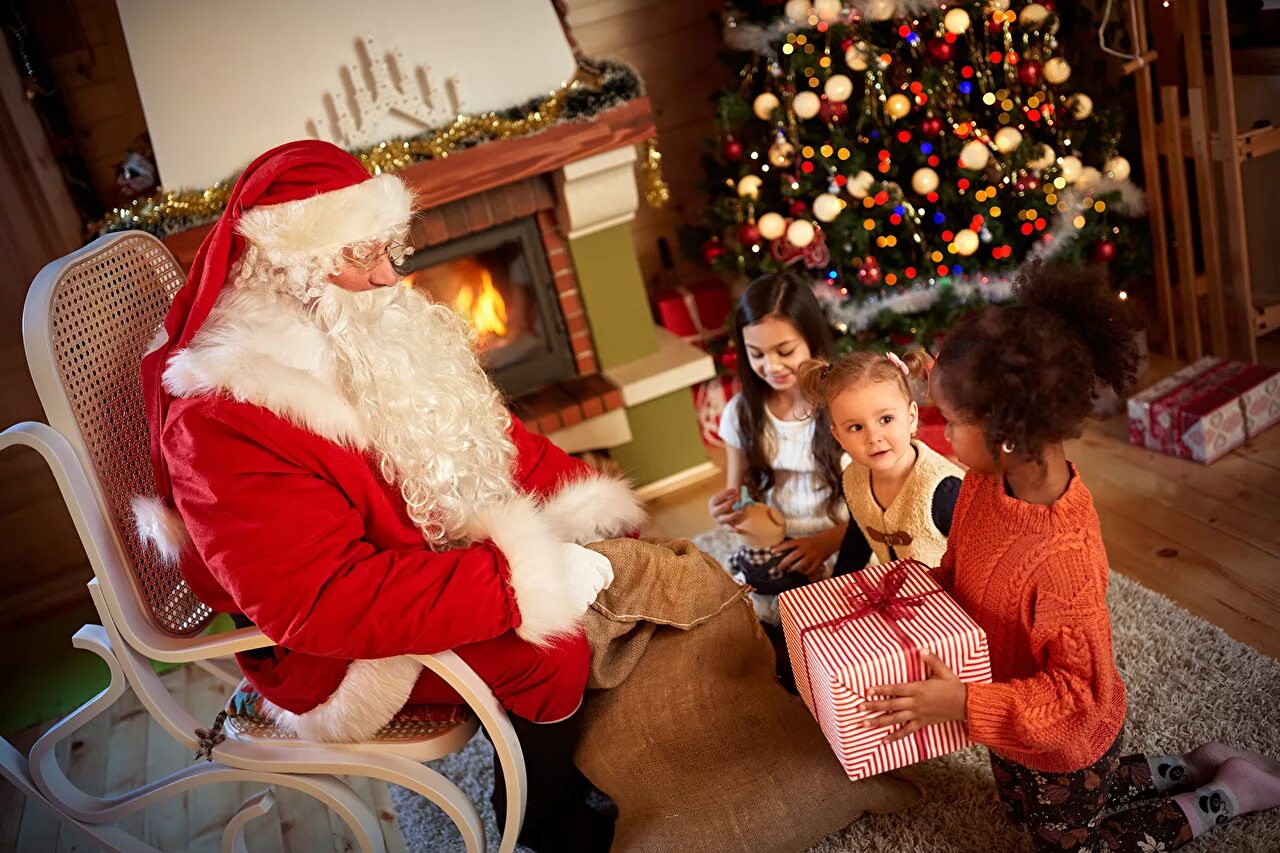 Деду морозу дарят подарки. Кристмас камин Санта. Новый год дети. Празднование нового года дети. Новогодний праздник для детей.