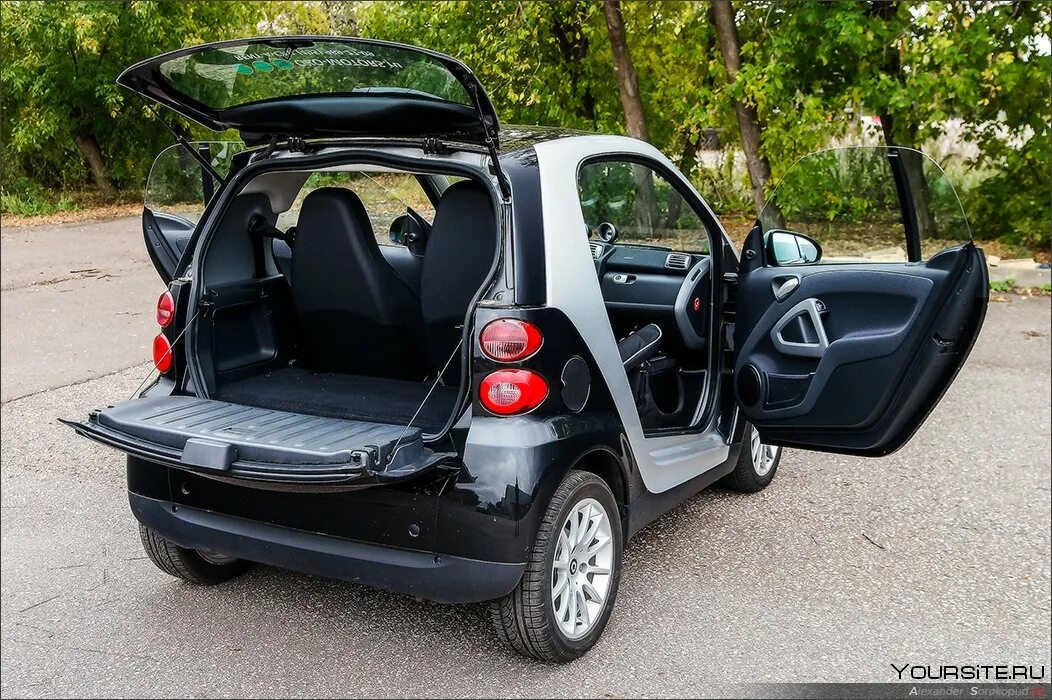 Двухместная система. Smart Forfour 2004 багажник. Мерседес 2 местный смарт. Мерседес смарт 4х местный. Mercedes-Benz Smart Fortwo багажник.